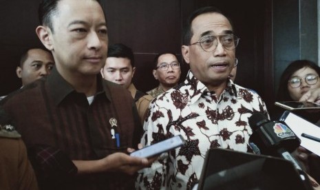 Kepala Badan Koordinasi Penanaman Modal (BKPM) Thomas Lembong (kiri) dan Menteri Perhubungan Budi Karya Sumadi (kanan) memberikan penjelasan usai melakukan mengumumkan penjajakan minat investor atau market sounding bandara di Singkawang di Gedung BKPM, Senin (7/10). 