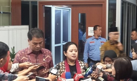 Ketua DPR RI Puan Maharani didampingi Wakil Ketua DPR RI Aziz Syamsuddin memberikan keterangan di Kompleks Parlemen RI, Jakarta, Senin (7/10).