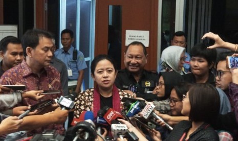 Ketua DPR RI Puan Maharani didampingi Wakil Ketua DPR RI Aziz Syamsuddin memberikan keterangan di Kompleks Parlemen RI, Jakarta, Senin (7/10).