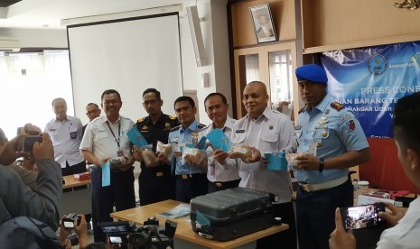 General Manager Bandara Internasional Adisutjipto, Agus Pandu  Purnama dan Kabid Berantas BNN DIY, Sudaryoko (baju putih) merilis soal  penangkapan penumoang oembawa sabu-sabu di Bandara Internasional  Adisutjipto, Senin (7/10). 