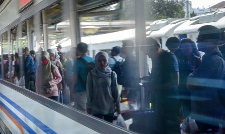 Refleksi penumpang menunggu kereta api Argo Parahyangan di Stasiun Bandung, Jawa Barat, Senin (7/10/2019).