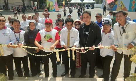 Direktur Jenderal Kebudayaan Hilmar Farid (jaket hitam), saat membuka kegiatan Pekan Kebudayaan Nasional 2019, di Istora Senayan, Senin (7/10)