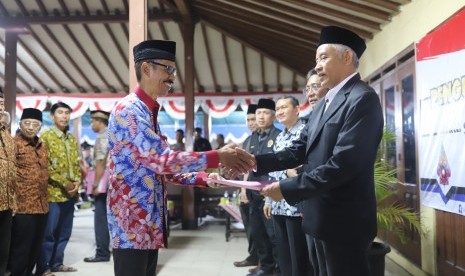  Pengukuhan Jaga Warga di Balai Desa Condongcatur, Kecamatan Depok,  Kabupaten Sleman, Jumat (4/10).