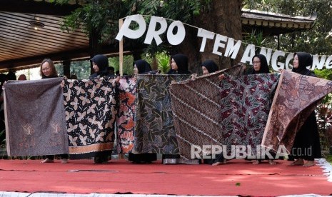 Sejumlah perajin batik memamerkan karyanya saat pembukaan pameran UUMK di Pendopo Pengayoman, Kabupaten Temanggung, Jawa Tengah, Senin (7/10/2019). 