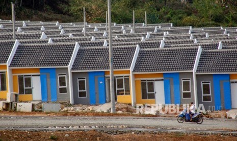 Warga berkendara di kawasan perumahan bersubsidi di kawasan Citeureup, Bogor, Jawa Barat, Senin (7/10/2019).