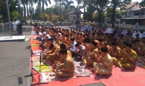 Sejumlah pejabat dan pegawai pemerintahan di Kabupaten Kuningan menggelar shalat Istisqa pada Selasa (8/10). Shalat istisqa dilakukan menyusul kemarau panjang yang menyebabkan kekeringan yang melanda 11 desa di Kuningan.