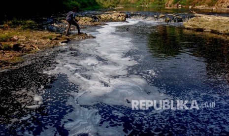 Aliran Sungai Cileungsi yang tecemar limbah pabrik di Bojong Kulur, Kabupaten Bogor, Jawa Barat, Selasa (8/10/2019). (Ilustrasi)