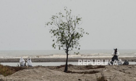 Petugas mengumpulkan limbah tumpahan minyak (Oil Spill) dari sumur Pertamina Hulu Energi Off Shore North West Java (PHE ONWJ). (ilustrasi)