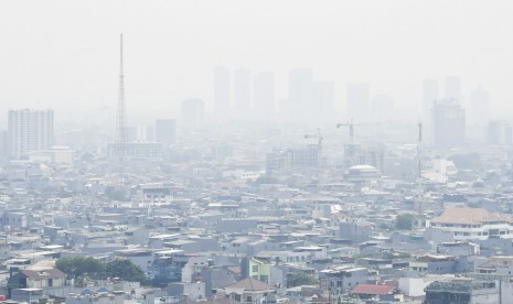 Kabut polusi udara menyelimuti kawasan Jakarta.