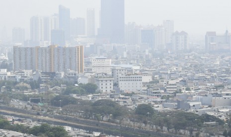 Kabut polusi udara menyelimuti kawasan Jakarta, Selasa (8/10/2019).