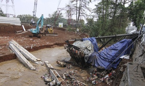 Alat berat tiang pancang proyek Kampus UIII roboh di Jalan Raya Bogor, Depok, Jawa Barat, Rabu (9/10/2019).