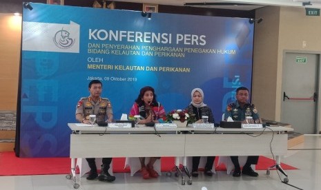 Menteri Kelautan dan Perikanan Susi Pudjiastuti saat memberikan keterangan pers terkait penggagalan penyelundupan benih lobster, di Kementerian Kelautan dan Perikanan (KKP), Jakarta, Rabu (9/10). Penggagalan penyelundupan jaringan sindikat bernilai Rp 66 miliar lebih. 