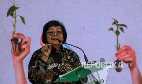 Menteri Lingkungan Hidup dan Kehutanan Siti Nurbaya memberi sambutan saat peluncuran Badan Pengelola Dana Lingkungan Hidup (BPDLH) di lapangan Kementerian Koordinator bidang Perekonomian, Jakarta, Rabu (9/10/2019).