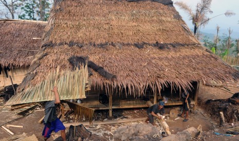 Warga Baduy bergotong royong untuk membangun kembali rumah tradisional Sulah Nyanda di Kampung Kadugede, Desa Kanekes, Lebak, Banten, Rabu (9/10/2019).