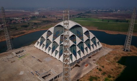 Kawasan Masjid Al Jabbar menjadi destinasi wisata religi.