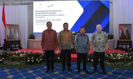 Wakil Presiden Jusuf Kalla saat menerima laporan akhir Tim Nasional Percepatan Penanggulangan Kemiskinan di Istana Wakil Presiden, Jakarta, Rabu (9/10).