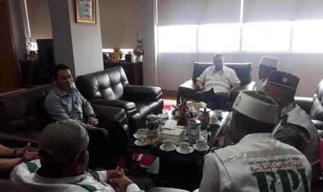 FPI Kecamatan Tualang, Kabupaten Siak, Riau serahkan bantuan Rp 45 juta untuk perantau Minang di Wamena melalui Pemprov Sumbar, Rabu (9/10). 