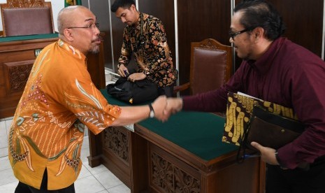 Ketua Fakta Azas Tigor Nainggolan (kiri) ditunjuk Pj Gubernur Heru Budi Hartono sebagai Komisaris PT LRT Jakarta.