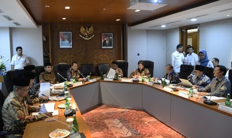 Ketua Majelis Permusyawaratan Rakyat (MPR) Bambang Soesatyo (tengah) memimpin rapat perdana pimpinan MPR periode 2019-2024 di Gedung Nusantara III, Kompleks Parlemen Senayan, Jakarta, Rabu (9/10/2019). 