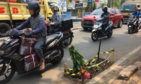 Longsor atau jalan ambles terjadi di Jalan Deplu Raya Pondok Pinang arah Bintaro, Jakarta Selatan, Senin (10/2) malam (Foto: jalan ambles)