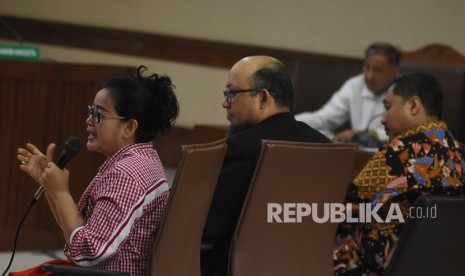 Mantan anggota Komisi V DPR Miryam S. Haryani (kiri), penyidik KPK Novel Baswedan (kedua kiri), dan Jaksa KPK Heryawan Agus (kanan) memberikan kesaksian bagi terdakwa mantan anggota Komisi II DPR Markus Nari (kedua kanan) pada sidang lanjutan kasus korupsi pengadaan KTP elektronik di Pengadilan Tipikor, Jakarta, Rabu (9/10/2019).