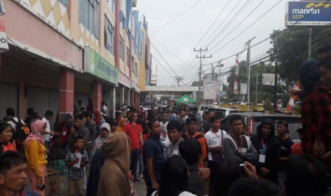 Para pengungsi di Sentani, Jayapura menunggu pemulangan ke kampung halaman, Rabu (9/10). REPUBLIKA/Bambang Noroyono