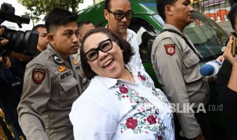 Komedian Srimulat Tri Retno Prayudati alias Nunung memberikan kesaksiannya dalam sidang perkara penyalahgunaan narkotika atas terdakwa Hadi Moheryanto di Pengadilan Negeri Jakarta Selatan, Senin (13/1).