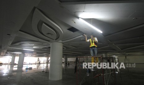 Pekerja beraktivitas di proyek terminal baru Bandara Syamsudin Noor di Banjarbaru, Kalimantan Selatan, Rabu (9/10/2019).