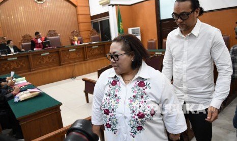 Dua terdakwa kasus dugaan penyalahgunaan narkotika, Tri Retno Prayudati atau Nunung (kiri) dan suaminya July Jan Sambiran berjalan jelang sidang lanjutan di Pengadilan Negeri Jakarta Selatan, Jakarta, Rabu (9/10/2019). 