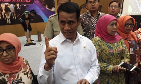 Menteri Pertanian Amran Sulaiman saat menghadiri rapat koordinasi dan peningkatan kapasitas SDM pelaksana Upaya Khusus Sapi Indukan Wajib Bunting (Upsus Siwab) di Surabaya, Kamis (10/10).