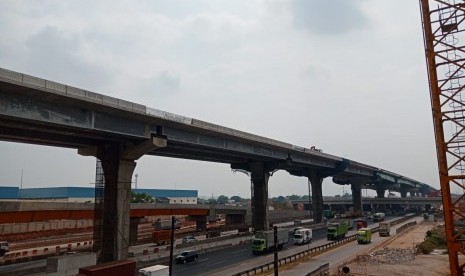 Suasana proyek pembangunan Jalan Tol Cibitung-Cilincing (JTCC) yang memasuki tahapan konstruksi sebesar 60 persen, di Cibitung, Jawa Barat, Kamis (10/10). Pembangunan JTCC ditargetkan rampung secara keseluruhan pada kuartal II 2020. 