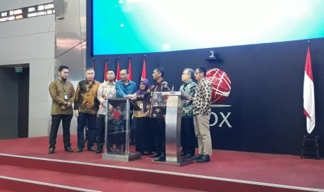 Pembukaan perdagangan Bursa Efek Indonesia (BEI) Jakarta pada Kamis (10/10) oleh peluncuran wakaf saham dari Henan Putihray Sekuritas dan Global Wakaf.