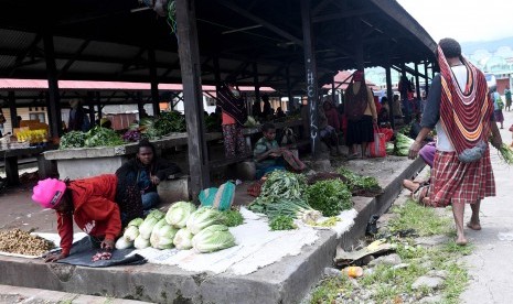 Sejumlah pedagang berjualan di Pasar Tradisional Tolikelek, Kota Wamena, Kabupaten Jayawijaya, Papua (ilustrasi)