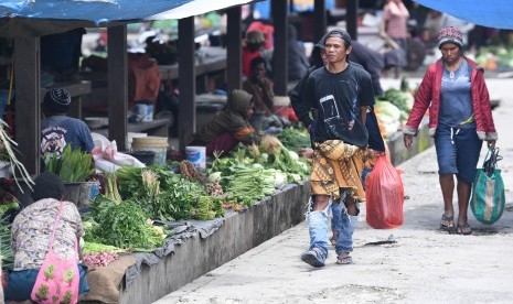 Sejumlah pembeli berjalan di Pasar Tradisional Tolikelek, Kota Wamena, Kabupaten Jayawijaya, Papua.