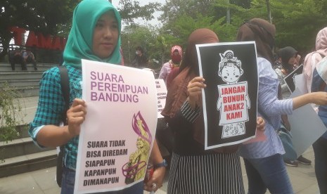 Belasan ibu-ibu milenial dari berbagai kalangan menggelar aksi solidaritas  di Taman Vanda, Kota Bandung mendukung gerakan mahasiswa menuntut  pembatalan UU KPK dan RUU KUHP dan beberapa RUU lainnya. Mereka pun  mengecam tindakan aparat yang melakukan kekerasan terhadap gerakan  mahasiswa.