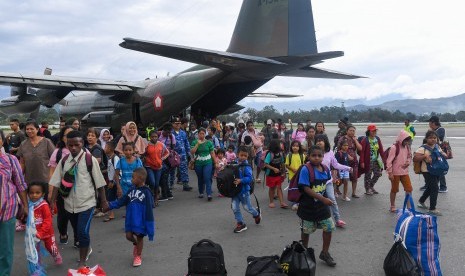 Pengungsi berjalan menuruni pesawat Hercules TNI AU ketika tiba di Bandar Udara Wamena, Kabupaten Jayawijaya, Papua, Kamis (10/10/2019). 