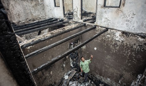 Warga beraktivitas di rumah mereka yang hangus terbakar pascakebarakan di Kampung Dalam, Cawang, Kramat Jati, Jakarta, Kamis (10/10/2019). 