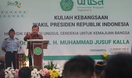 Wakil Presiden Jusuf Kalla (kanan) memberikan Kuliah Kebangsaan di Universitas Aisyiyah (UNISA), Sleman, DI Yogyakarta, Kamis (10/10/2019).