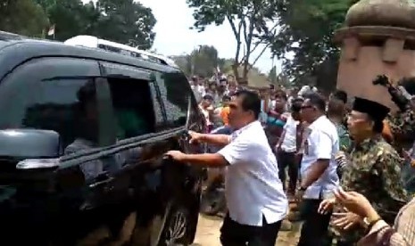 Menko Polhukam Wiranto dilarikan menuju rumahsakit setelag ditusuk orang tak dikenal di Pandeglan, Kamis (10/10)