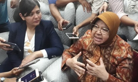 Sekjen PSSI Ratu Tisha (kiri) menggelar pertemuan dengan Wali Kota Surabaya Tri Rismaharini di kediamannya, Jalan Sedap Malam, Surabaya, Kamis (10/10). Pertemuan tersebut membahas progres bidding tuan rumah Piala Dunia U 20 tahun 2021. Dimana Stadion GBT Surabaya menjadi salah satu yang diajukan.