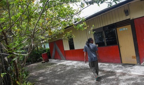 Seorang warga melihat kondisi rumahnya usai ditinggal mengungsi di kawasan Homhom, Kota Wamena, Kabupaten Jayawijaya, Papua, Kamis (10/10/2019). 