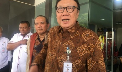 Menteri Dalam Negeri (Mendagri) Tjahjo Kumolo memberikan keterangan kepada wartawan di depan IGD RSPAD, Jalan Abdul Rahman Saleh Raya, Senen, Jakarta Pusat, Kamis (10/10).