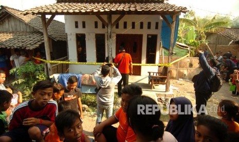 Sejumlah warga memperhatikan rumah Fitri Andriana pelaku penusukan Menko Polhukam Wiranto yang dipasang garis polisi di Desa Sitanggal RT 007 RW 002, Brebes, Jawa Tengah, Kamis (10/10/2019).