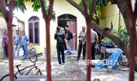 Polisi melakukan pemeriksaan rumah keluarga pelaku penyerangan Menkopolhukam Wiranto, Syahrial Alamsyah di Jalan Alfakah V desa Tanjung Mulia Hilir Medan Deli, Kota Medan, Sumatera Utara, Kamis (10/10/2019).