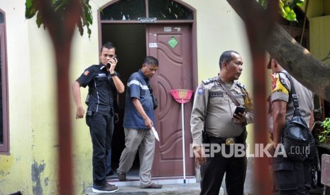 Polisi melakukan pemeriksaan rumah keluarga pelaku penyerangan Menkopolhukam Wiranto, Syahrial Alamsyah di Jalan Alfakah V desa Tanjung Mulia Hilir Medan Deli, Kota Medan, Sumatera Utara, Kamis (10/10/2019).