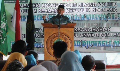 Menkopolhukam Wiranto memberikan kuliah umum kepada mahasiswa baru di Universitas Matlha'ul Anwar, Pandeglang, Banten, Kamis (10/10/2019). 