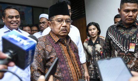 Wakil Presiden Jusuf Kalla memberikan keterangan pers terkait penyerangan Menkopolhukam Wiranto di RSPAD Gatot Soebroto, Jakarta, Kamis (10/10/2019).