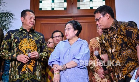 Presiden ke-5 RI Megawati Soekarnoputtri (tengah) berbincang dengan Ketua MPR Bambang Soesatyo (kiri) dan Wakil Ketua MPR Ahmad Basarah (kanan) disela memberikan keterangan pers di kediaman Megawati, di Jakarta, Kamis (10/10/2019).