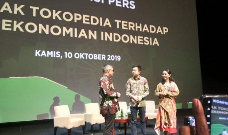 CEO Tokopedia, William Tanuwijaya bersama Wakil Direktur LPEM FEB UI, Kiki Verico saat menggelar konferensi pers terkait dampak tokopedia terhadap perekonomian Indonesia di Djakarta Theater, Jakarta, Kamis (10/10). 