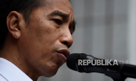 Presiden Joko Widodo menyampaikan keterangan kepada wartawan usai menjenguk Menko Polhukam Wiranto di Paviliun Kartika, RSPAD Gatot Soebroto, Jakarta, Kamis (10/10/2019).